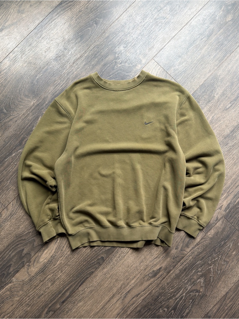 Nike Men’s Medium Olive Green Crewneck Sweatshirt Mini Swoosh Vintage Y2K
